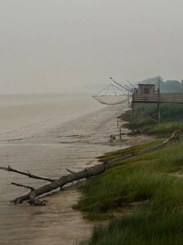 Port de Lamarque sous la fumée des incendies en Gironde 2026