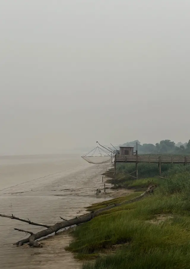 Port de Lamarque sous la fumée des incendies en Gironde 2026