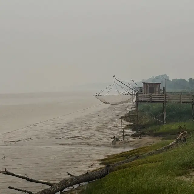 Port de Lamarque sous la fumée des incendies en Gironde 2026